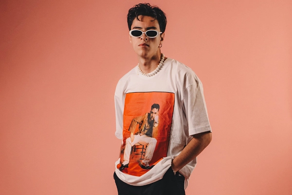 An example of Gen Z fashion influencers with tshirt and sunglasses